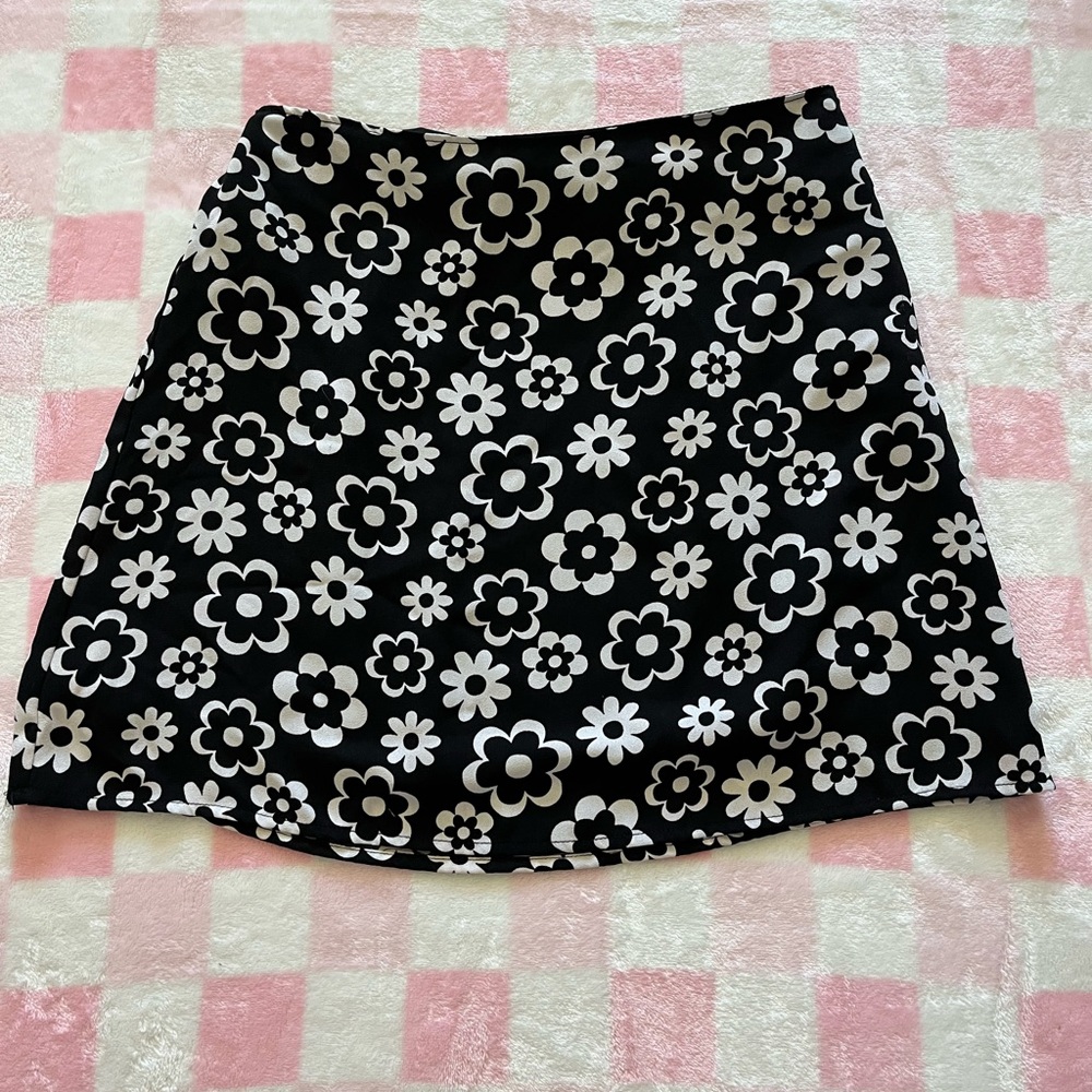 hollister ultra high rise flower skirt, size small